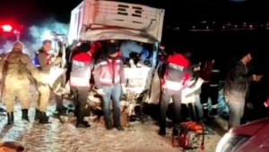 Ardahan'da Dehşet verici kaza iki kamyonet çarpıştı 5 yaralı