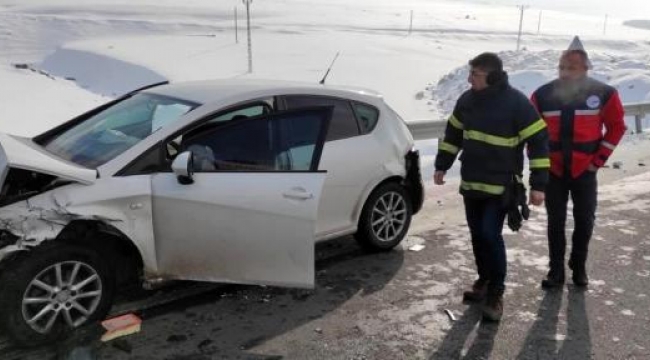 Ardahan'da otomobil ile minibüs çarpıştı 2 kişi yaralı