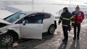 Ardahan'da otomobil ile minibüs çarpıştı 2 kişi yaralı