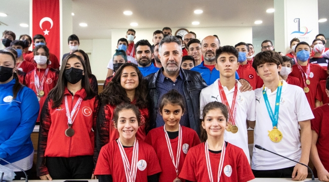 Atletizmde Bayraklı farkı