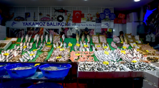 Kar, balık tezgahlarını şenlendirdi