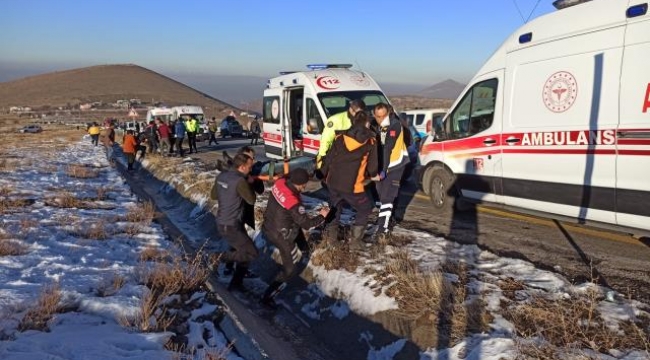  Öğrencileri taşıyan midibüs devrildi: 1 kişi öldü, 21 yaralı var