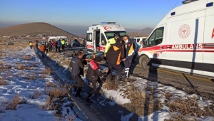  Öğrencileri taşıyan midibüs devrildi: 1 kişi öldü, 21 yaralı var