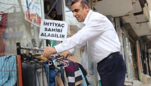 68 Yaşındaki terzi yıllardır 'Askıda Kıyafet' ile ihtiyaç sahiplerini sevindiriyor