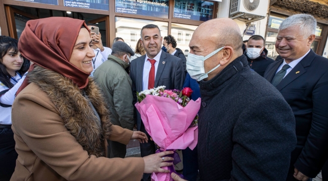 Başkan Soyer’den Menemen Umut Işığı Gönüllüleri Kütüphanesi’ne ziyaret