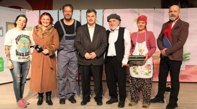KINIK BELEDİYESİNDEN HALKA ÜCRETSİZ TİYATRO OYUNU