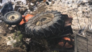 Traktör, dere yatağına devrildi: 1 ölü, 1 yaralı