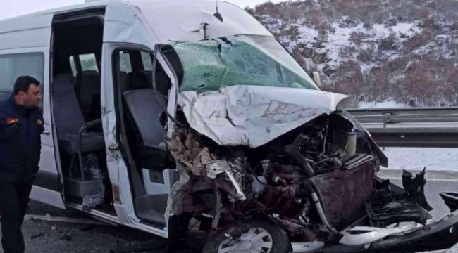 Öğretmen ve öğrencileri taşıyan minibüs, kaza yaptı; 16 yaralı