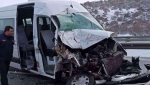 Öğretmen ve öğrencileri taşıyan minibüs, kaza yaptı; 16 yaralı