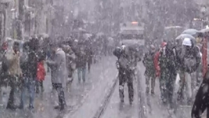 Taksim'e lapa lapa kar yağdı