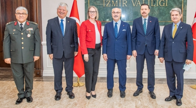 Başkan Vekili Özuslu, İzmir Valiliği'ndeki bayramlaşma törenine katıldı