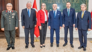 Başkan Vekili Özuslu, İzmir Valiliği'ndeki bayramlaşma törenine katıldı