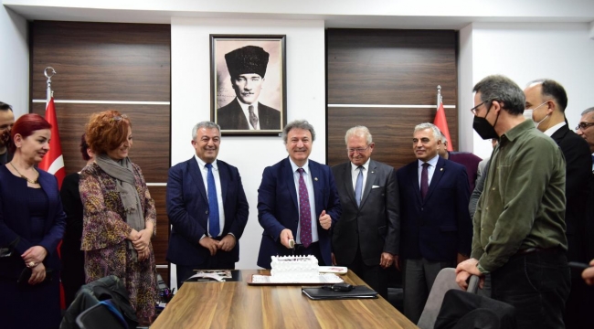 Çalışanlardan Başkan İduğ’a üçüncü yıl kutlaması