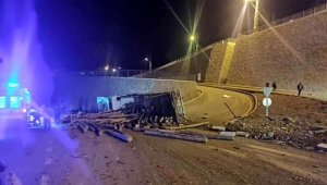 Kavşağı dönemeyen tomruk yüklü kamyon devrildi: 1 yaralı