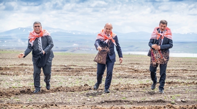 Soyer Kars'ta tarlaya indi 'kurda, kuşa, aşa' diyerek tohum serpti