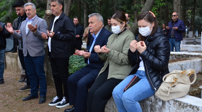 Uygur, mezarı başında anıldı