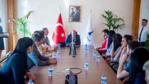 İşitme engelli olimpiyat şampiyonları Başkan Soyer’i ziyaret etti