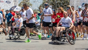 İzmir koşamayanlar için koştu Başkan Soyer’den tekerlekli sandalye ile farkındalık 