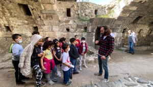 Konaklı çocuklar tarihi öğreniyor gezegenleri keşfediyor