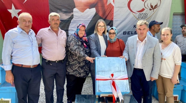 AK PARTİ İZMİR MİLLETVEKİLİ CEYDA BÖLÜNMEZ ÇANKIRI KINIK’TA HİBE ARI KOVANI DAĞITIMINA KATILDI