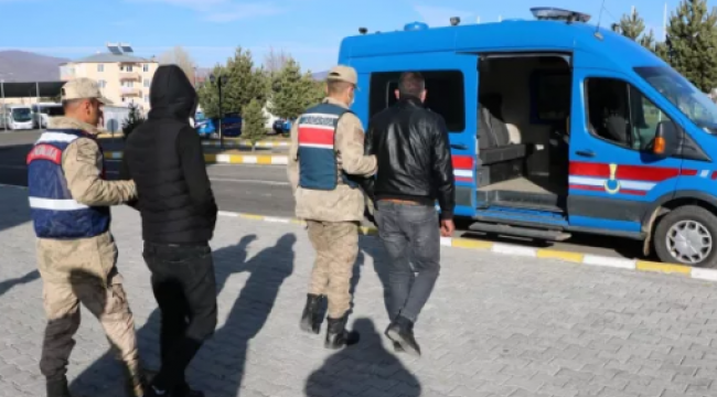 Ardahan'da camiden halı çaldığı iddia edilen 2 zanlı tutuklandı