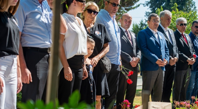 İzmir'in unutulmaz başkanı Ahmet Piriştina kabri başında anıldı