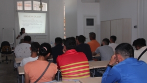  Konak Gençlik Destek Merkezi bağımlılıkla mücadele seminerlerine ev sahipliği yapıyor