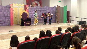 UYGUR ÇOCUK TİYATROSU KINIK’TA SAHNE ALDI