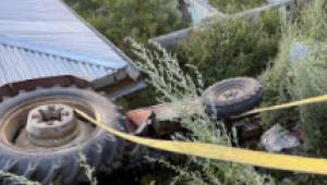 Ardahan'da devrilen traktörün sürücüsü öldü
