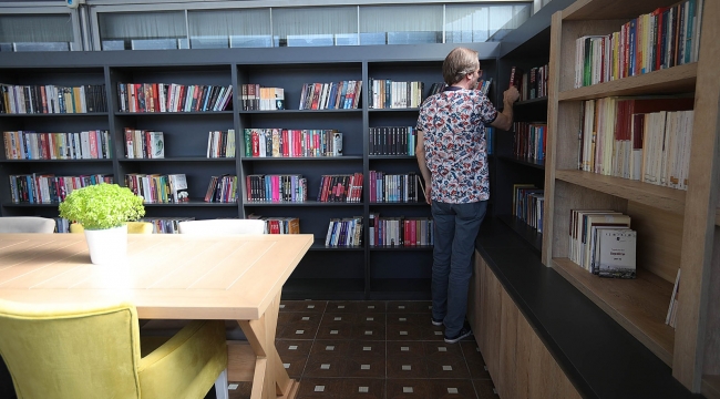 Bayraklı’nın ilk ‘kitap kafe’si hizmete girdi