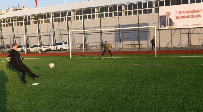 Bornova’da futbol sahaları yenileniyor