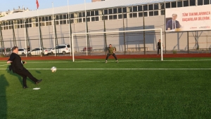Bornova’da futbol sahaları yenileniyor