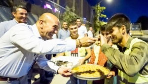 Başkan Tunç Soyer asfalt serim çalışmalarını inceledi