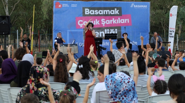 Bayraklı çocuklar gibi şen!
