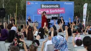 Bayraklı çocuklar gibi şen!