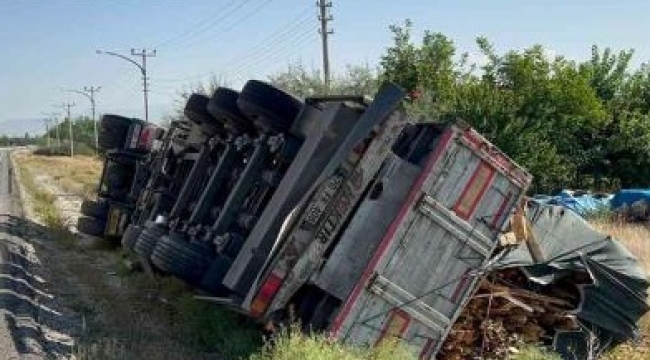 Odun yüklü tır devrildi, 1 kişi yaralandı