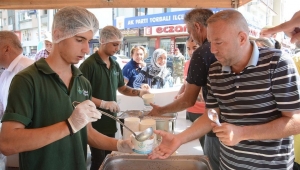 Torbalı Belediyesi’nden vatandaşa aşure ikramı