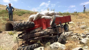 Virajı alamayan traktör devrildi, 1 yaralı