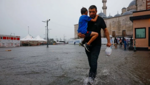 Yağmur İstanbul’u felç etti! Uçaklar iniş yapamadı!