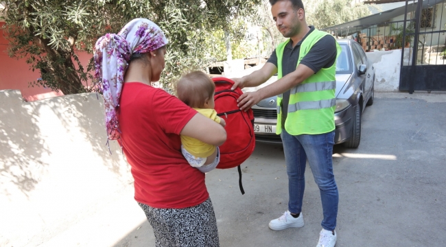 Bayraklı Belediyesinden öğrencilere kırtasiye desteği