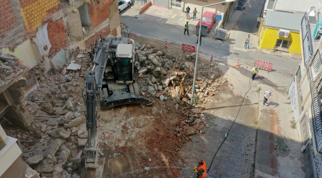 Konak’ta tehlike saçan binanın yıkımı gerçekleşti