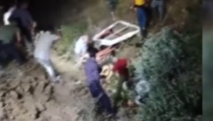  Traktör uçuruma yuvarlandı: 1 ölü, 1 yaralı
