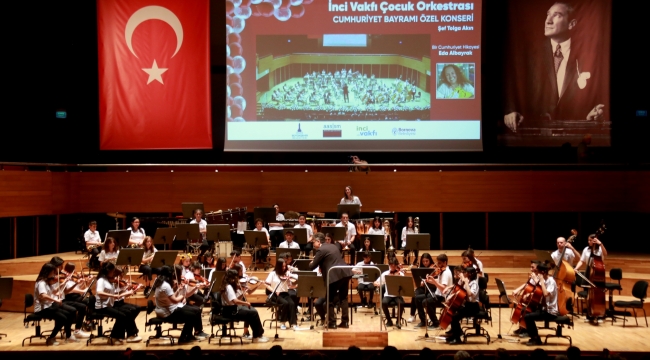 Bornovalı çocuklar “Cumhuriyet” için çaldı
