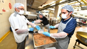 İzmir Büyükşehir Belediyesi öğrencilere yemek noktasını 6’ya çıkardı