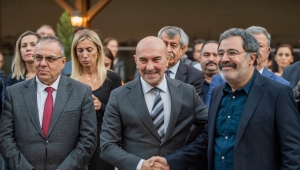 İzmir kitaba “dört” elle sarılıyor