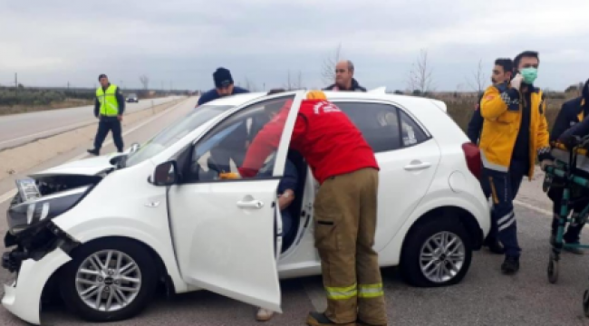 Traktöre çarpan otomobilde 3 kişi yaralandı