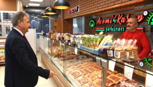 Başkan İduğ Yeşilova’da esnafla kucaklaştı