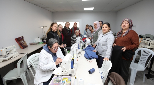 Bayraklılı kadınlar depremzedelere kışlık kıyafet dikiyor