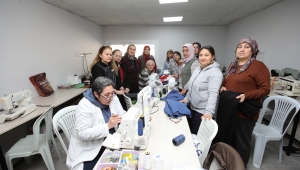 Bayraklılı kadınlar depremzedelere kışlık kıyafet dikiyor