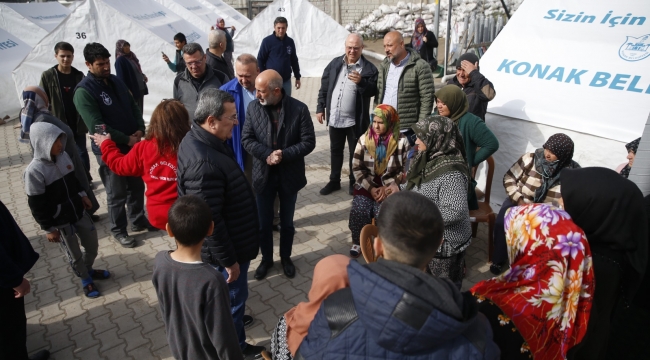 Batur’dan Konak’ın çadır kentine ziyaret